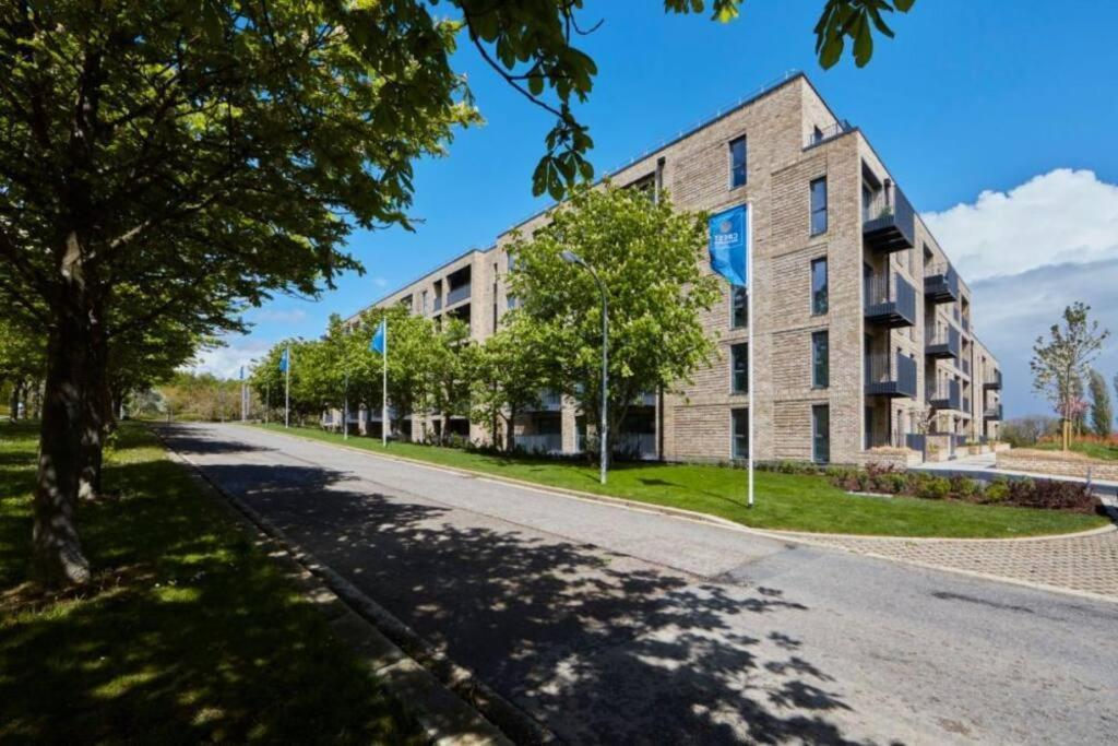 Canal Side Apartment With Balcony, Secure Parking, Self Check-In, Fast Wifi And Smart Tv With Sky Tv And Netflix By Yoko Property Milton Keynes Exterior photo