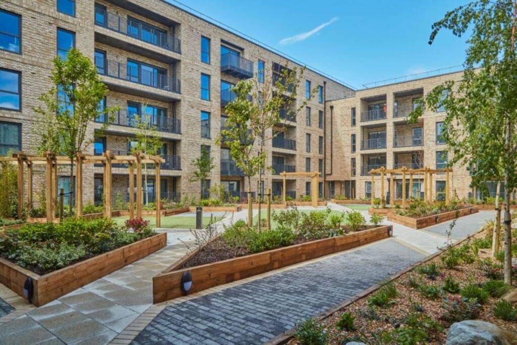 Canal Side Apartment With Balcony, Secure Parking, Self Check-In, Fast Wifi And Smart Tv With Sky Tv And Netflix By Yoko Property Milton Keynes Exterior photo